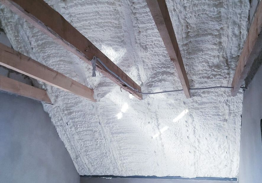Pianka poliuretanowa (PUR) nałożona na skosy poddasza