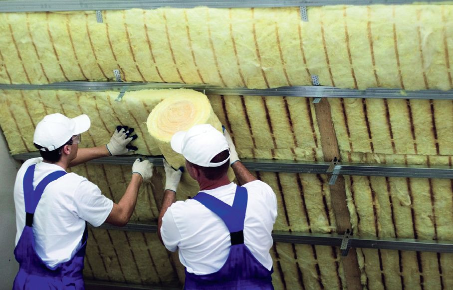 Wełnę mineralną układa się w dwóch warstwach o łącznej grubości 25-30 cm