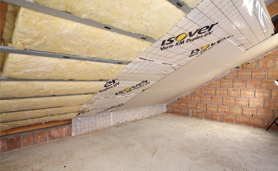 Folia paroizolacyjna na skosach poddasza