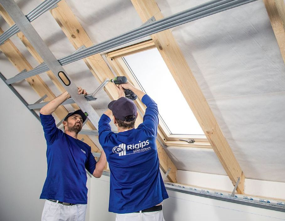 Ruszt metalowy na skosach poddasza, do którego przykręci się płyty g-k