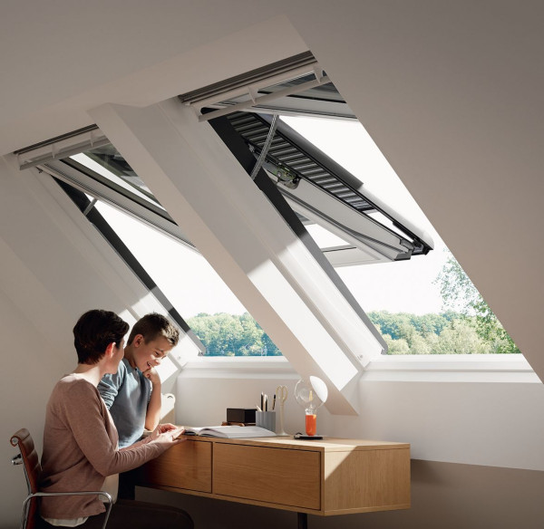 Okna dachowe z osłonami przeciwsłonecznymi