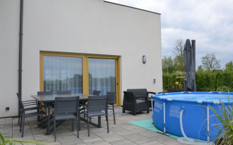 Taras z płyt betonowych sprawdza się nawet bez impregnacji