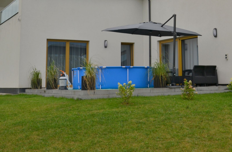 Obrzeże tarasu to ławy fundamentowe z żelbetu, podmurówka i schody z gotowych elementów betonowych