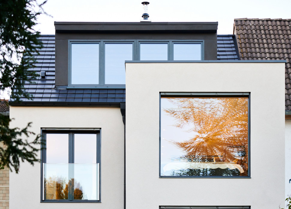 Przykład modernizacji domu z użyciem całoszklanej balustrady zintegrowanej z oknem Schüco LivIng