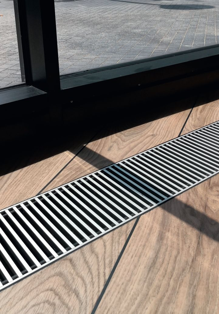 Grzejnik kanałowy pod oknem tarasowym