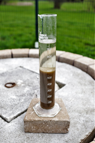 Test sedymentacyjny ilustrujący jakość oczyszczonych ścieków i ilość osadu czynnego.
