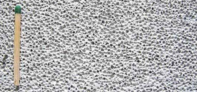 Porowata struktura autoklawizowanego betonu komórkowego