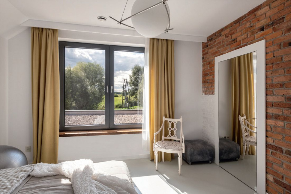 Sypialnia z dużym oknem