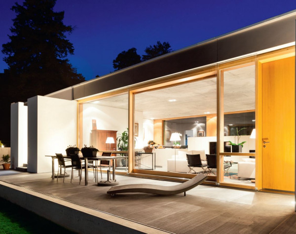 Okna drewniane wykorzystane do dużego przeszklenia tarasowego