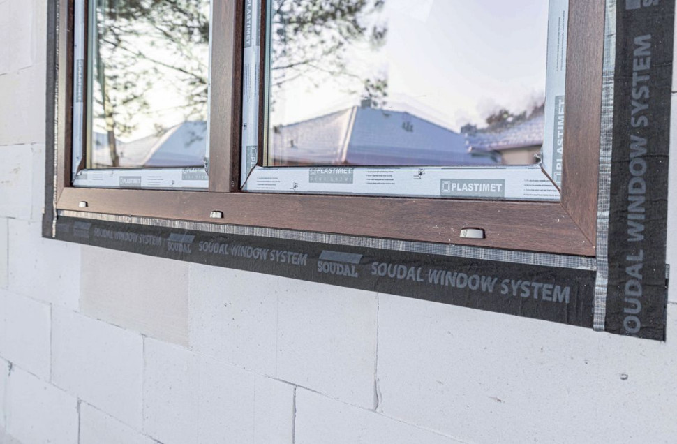 W zalecanym montażu warstwowym okna pianę zabezpiecza się od zewnątrz wodoodporną taśmą paroprzepuszczalną