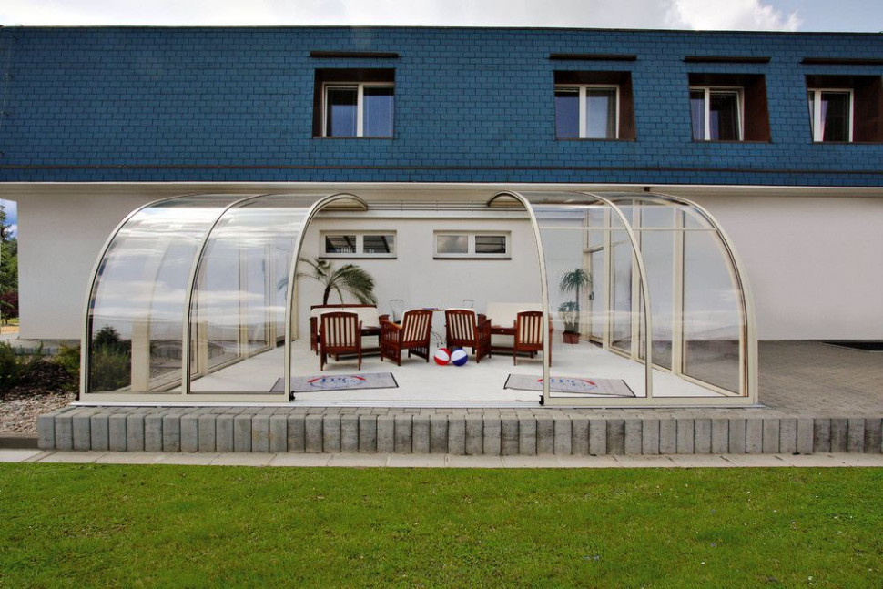 Letnia atmosfera pod zadaszeniem patio CORSO Entry