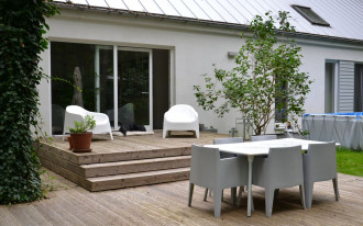 Dwupoziomowy taras drewniany na punktowym fundamencie