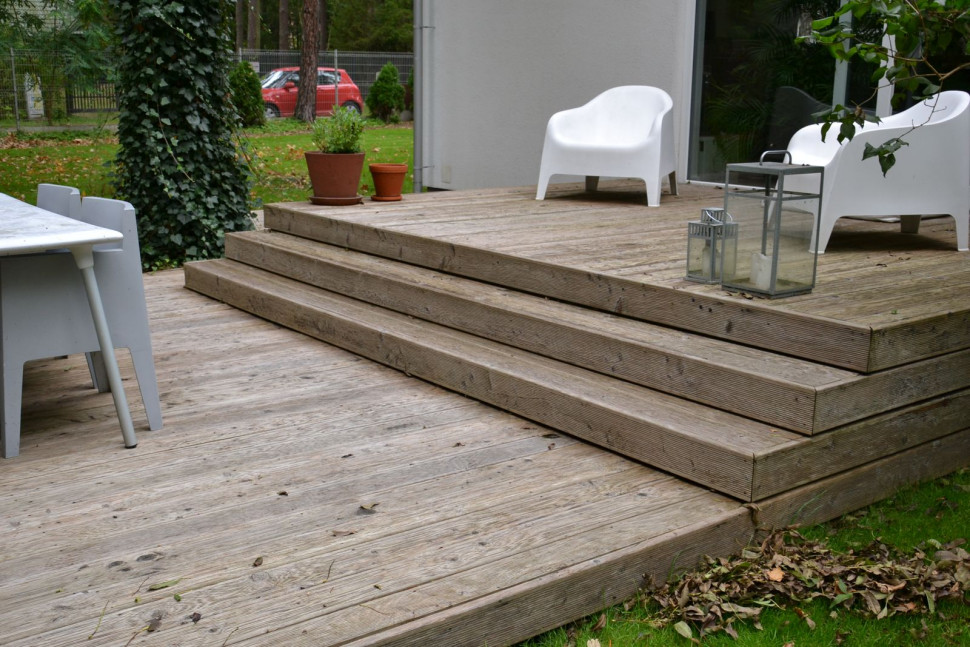 Dwupoziomowy taras: legary wykonano z kantówki sosnowej, nawierzchnię z modrzewia syberyjskiego