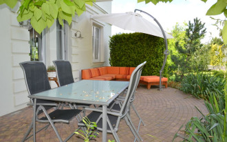 Taras z kostki betonowej na gliniastym gruncie - po kilku latach podbudowa osiadła