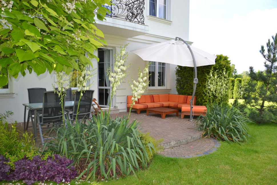 Taras na gruncie: obrzeże części wyższej wymurowano z bloczków fundamentowych