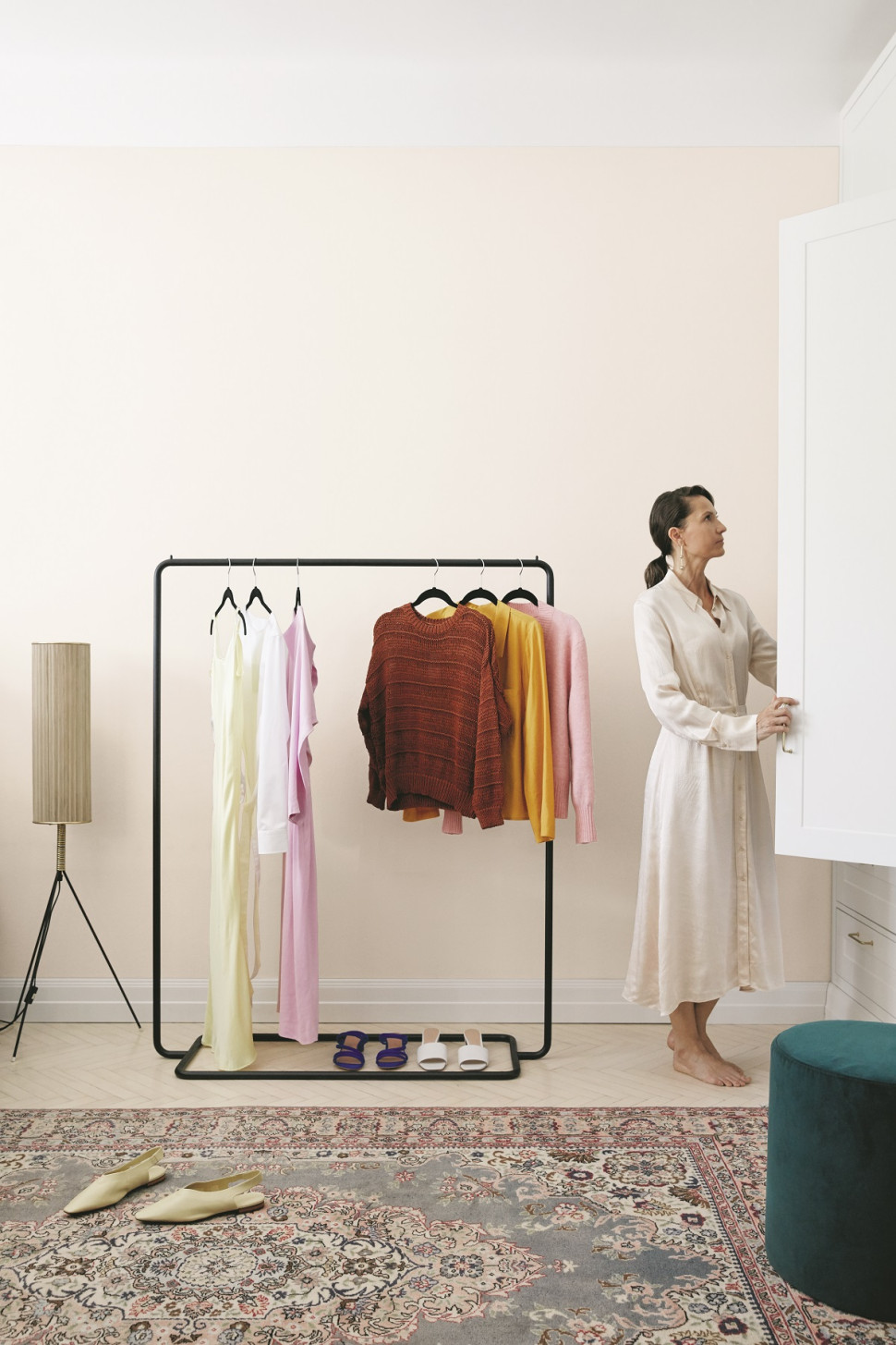 Ściana pomalowana odcień Lychee z palety Tikkurila Off-White