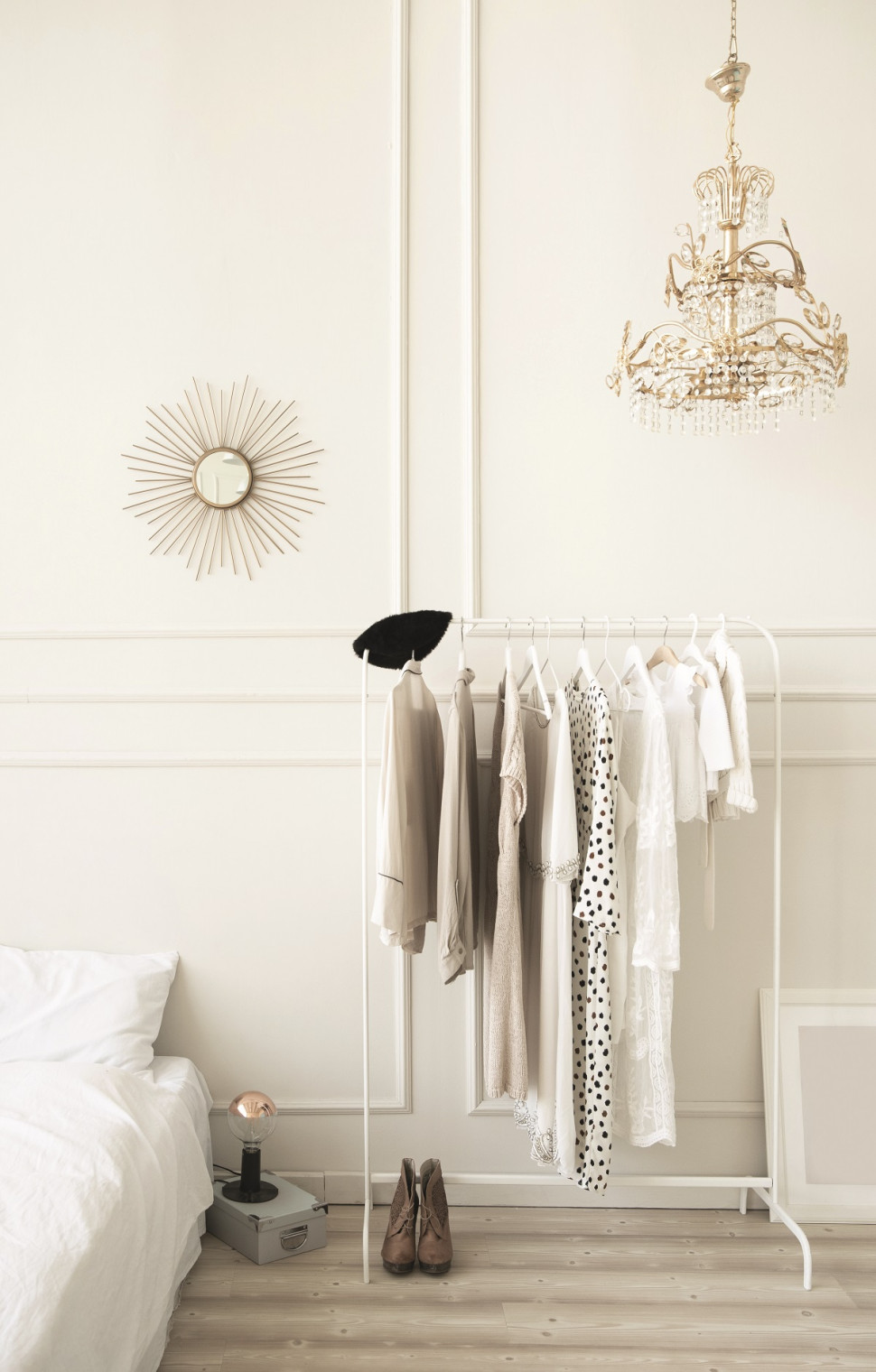 Ściana pomalowana odcieniem Bone