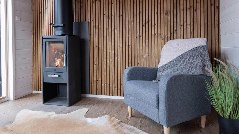 Drewniane wykończenie ściany wewnętrznej przy piecu-kozie