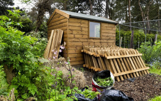 Ogrodowy domek na narzędzia - dlaczego warto go mieć?