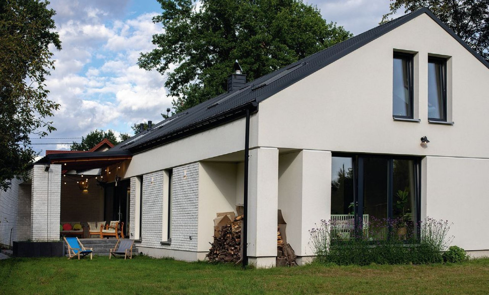 Widok na dom z wypoczynkowej części działki