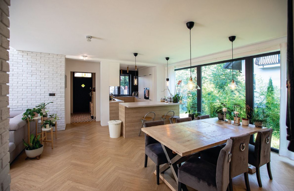 Wyspa oddziela kuchnię od jadalni