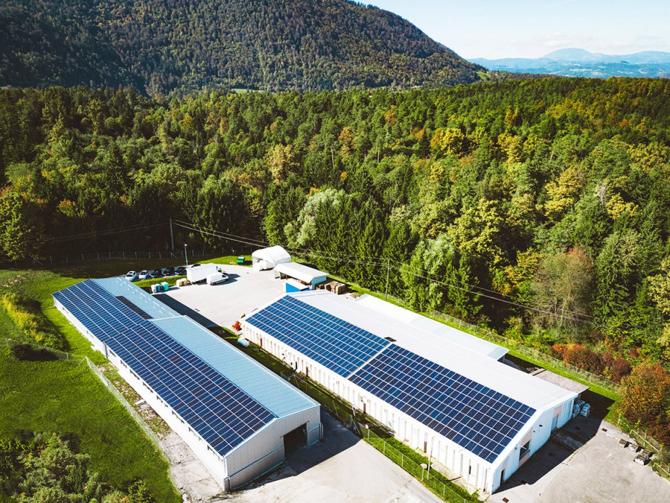 Instalacja fotowoltaiczna na dachu magazynu (fot. AS Energy)