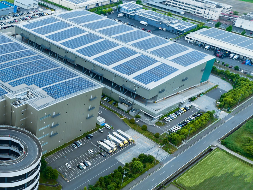Instalacja fotowoltaiczna na dachu fabryki (fot. AS Energy)