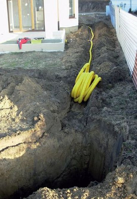 Rura drenarska doprowadzająca deszczówkę do studni chłonnej