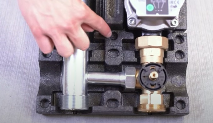 Otwór na okablowanie w izolacji grupy pompowej. fot. ESBE Hydronic Systems