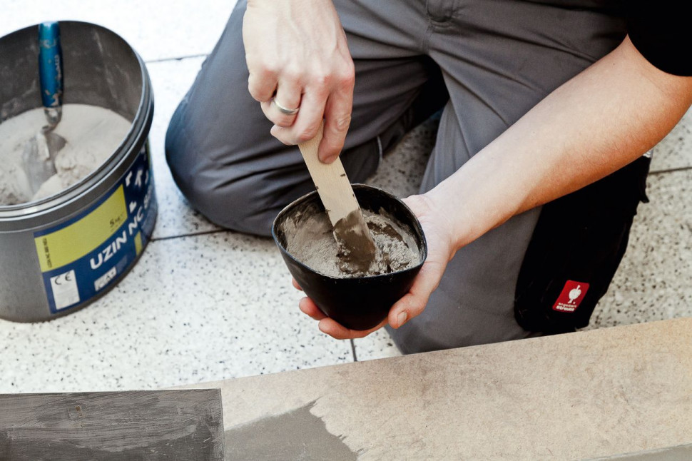 Przygotowanie masy szpachlowej UZIN NC 880 przed nałożeniem
