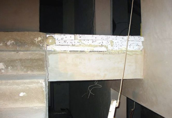 Odchylenia poziomu podłogi wyrównane zostały styropianem, ale na budowie niemal nic nie dzieje się bezkarnie. Okazało się, że podłogi mają poziom niezgodny z planami