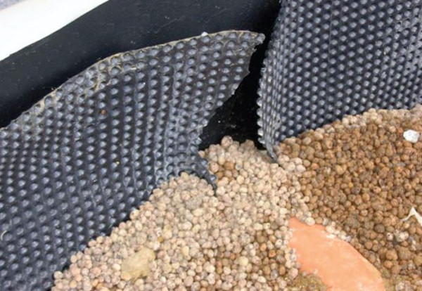 Przekładana folia kubełkowa została w wielu miejscach porozrywana, keramzyt zabrudzono gliną