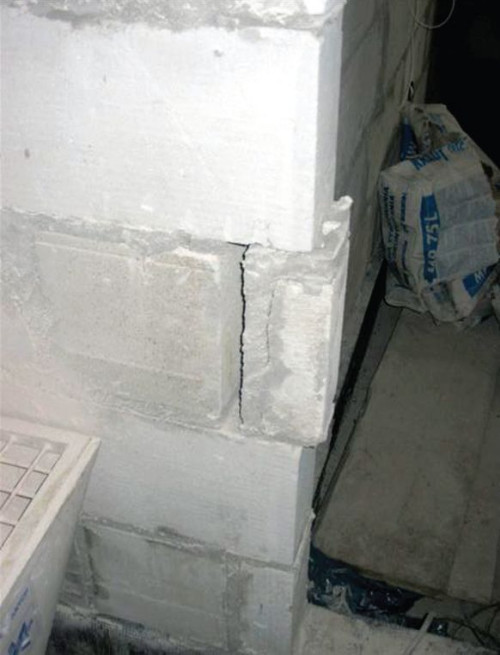 Poluzowany pustak w ściance działowej