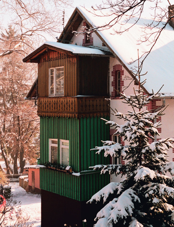 Góry to kraina werand. Lekkie, drewniane konstrukcje, przylepione do ścian budynku wyglądają jak jaskółcze gniazda
