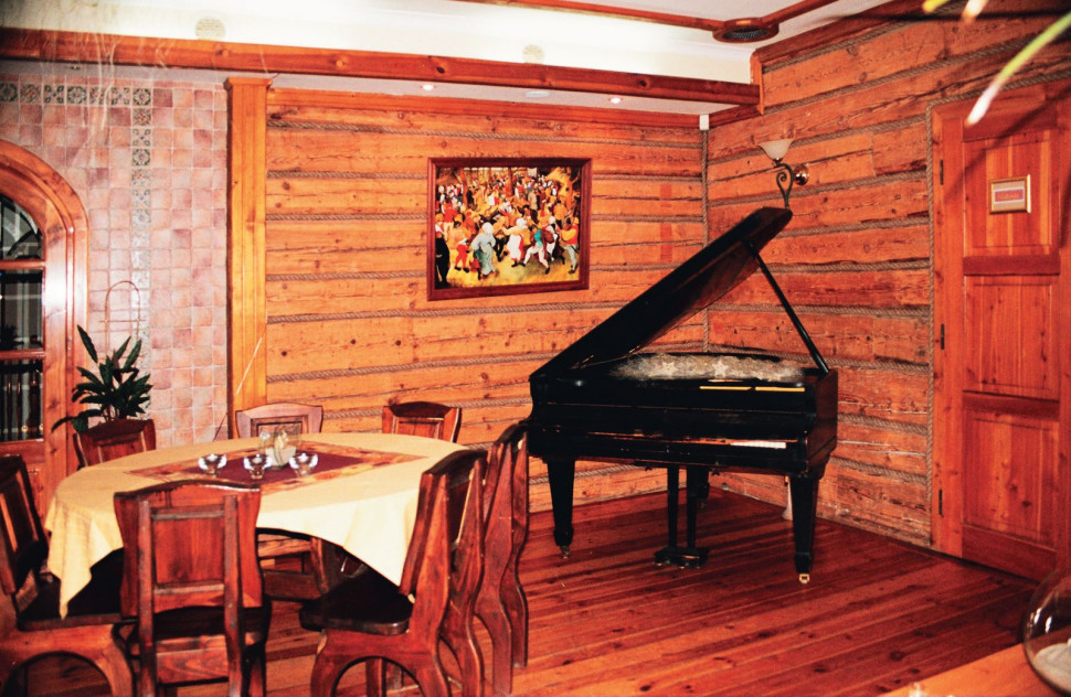 Wnętrza współczesnych pensjonatów zapewniają gościom elegancki wypoczynek. Nawet w nowych domach gospodarze starają się zachować wystrój i klimat góralszczyzny