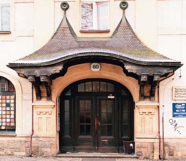 Zadaszenie nad wejściem do jednej z kamienic w Jeleniej Górze