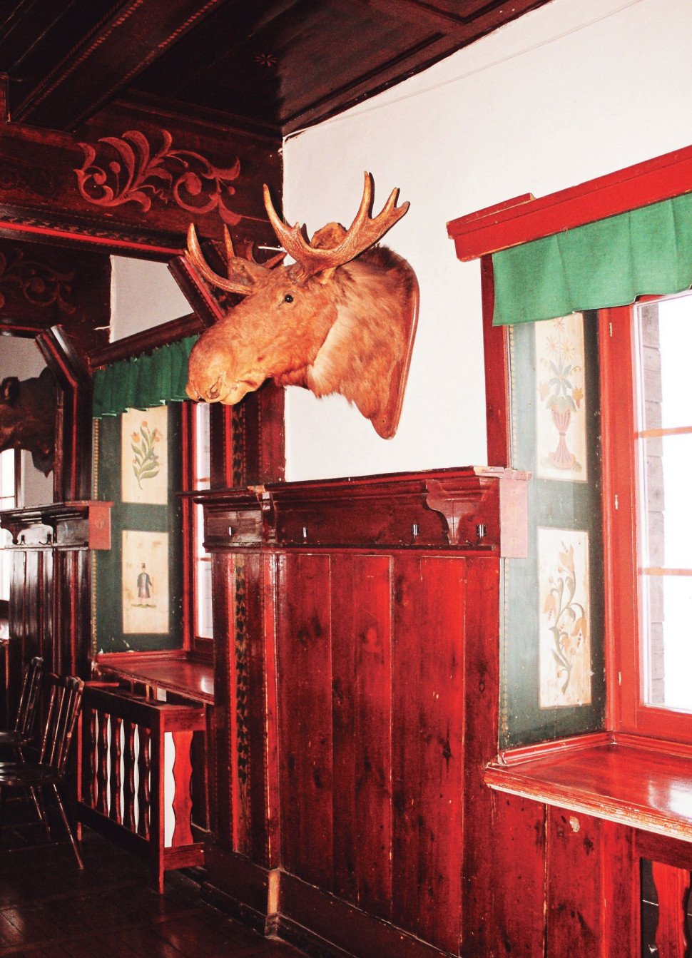 W schronisku Strzecha Akademicka, nisze okienne ozdobione są malowanymi kwiatami, a ze ścian patrzą na gości myśliwskie trofea