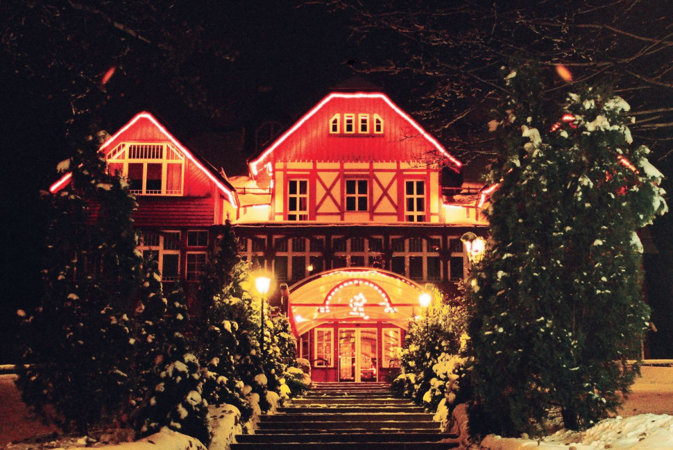 Większość domów wypoczynkowych i pensjonatów zimą ozdobiona jest kolorowymi lampkami, których światło odbija się od śniegu