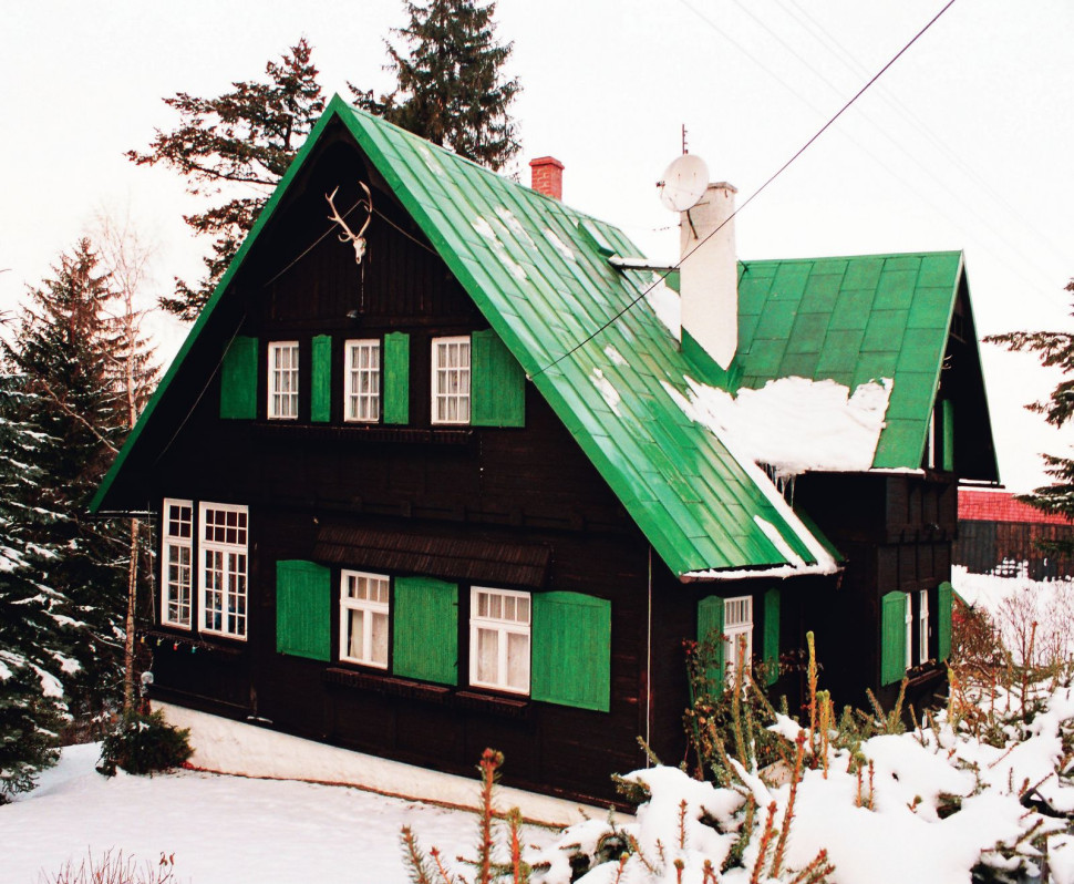 Szczyty wielu domów u podnóża Karkonoszy ozdobione są głowami jeleni, co często wygląda makabrycznie