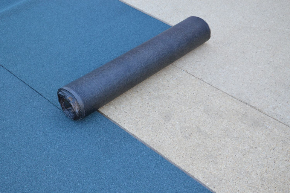 Rozwinięta rolka papy SUPERBIT na pełnym deskowaniu