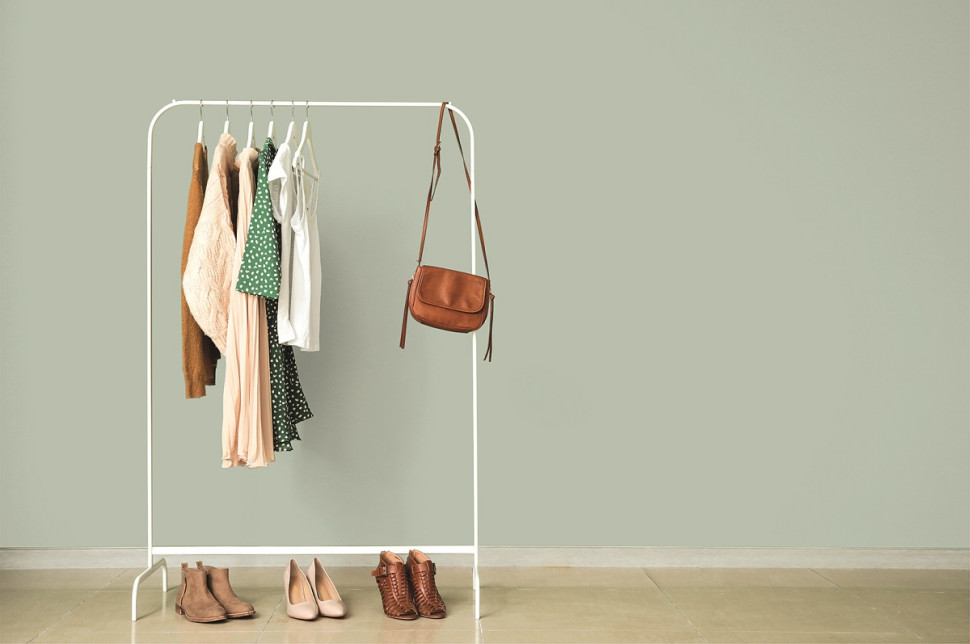 Szałwiowa zieleń jest jasna, delikatnie nasycona – nie za chłodna, nie za zimna – idealna