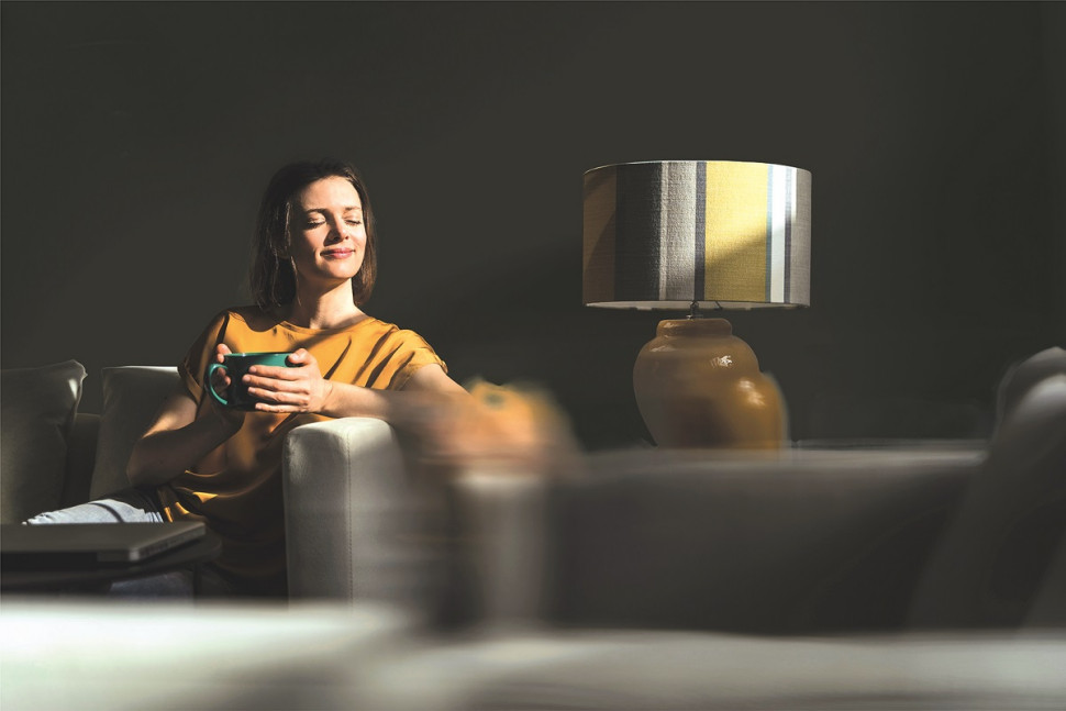 Czarny to bezkompromisowa barwa, która coraz śmielej wraca na salony