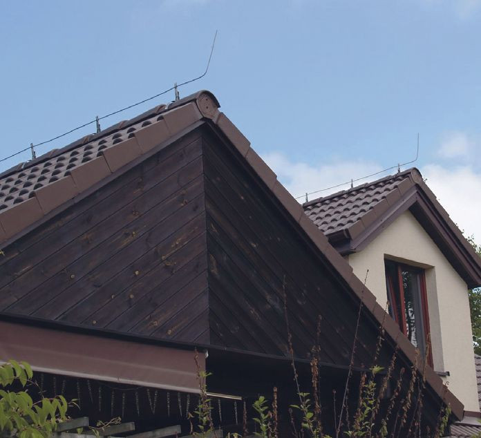 Instalacja odgromowa - zwody poziome i pionowe drut Fe Zn o średnicy 8 mm, zamontowany na wspornikach