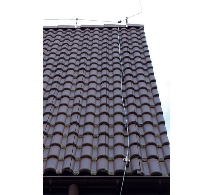 Instalacja odgromowa - zwody poziome i pionowe drut Fe Zn o średnicy 8 mm, zamontowany na wspornikach