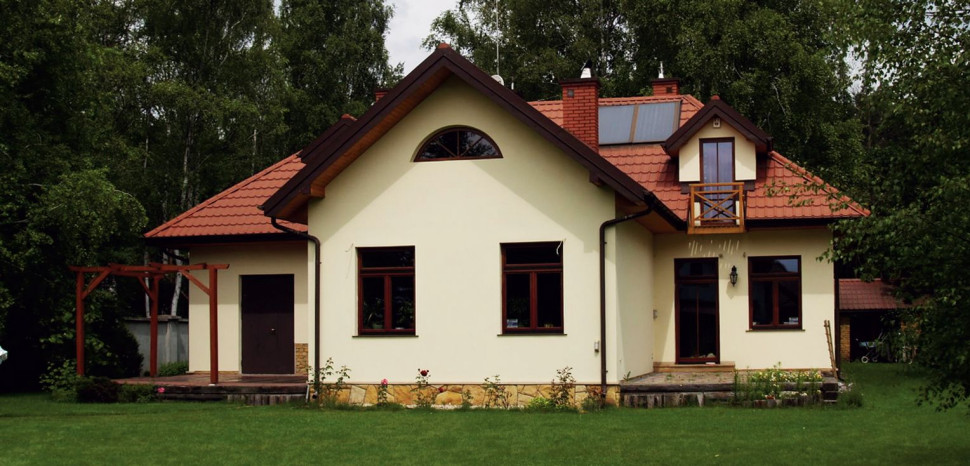 Płaskie kolektory o łącznej powierzchni 4 m2 mają nachylenie 40° i południową wystawę