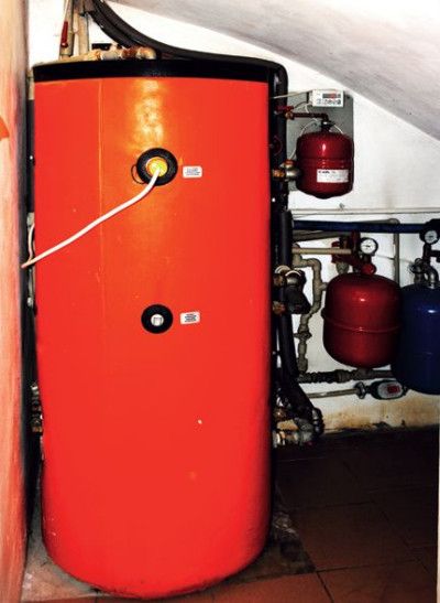 Zasobnik o pojemności 300 l z dwoma wymiennikami ciepła stoi w piwnicy