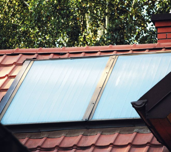 Dwa kolektory płaskie na dachu