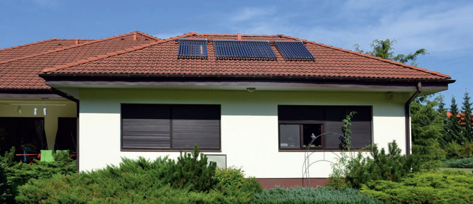 Kolektory umieszczono od strony ogrodu, na południowo-zachodnim skrzydle budynku