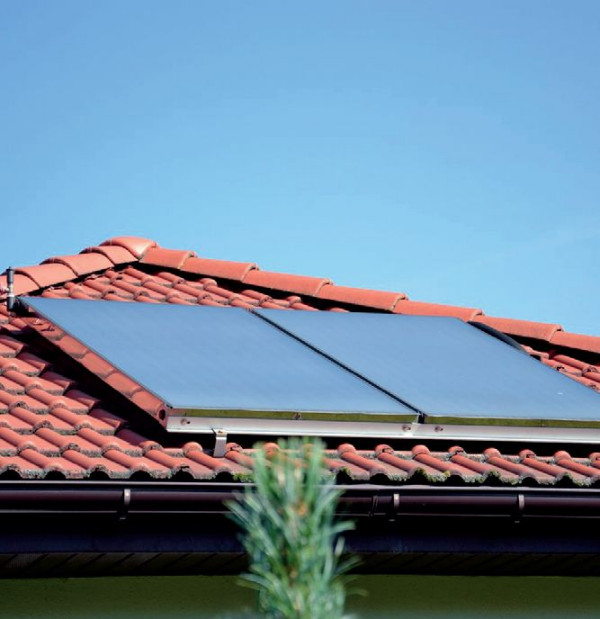 Dwa płaskie kolektory umieszczono pod kątem 35°