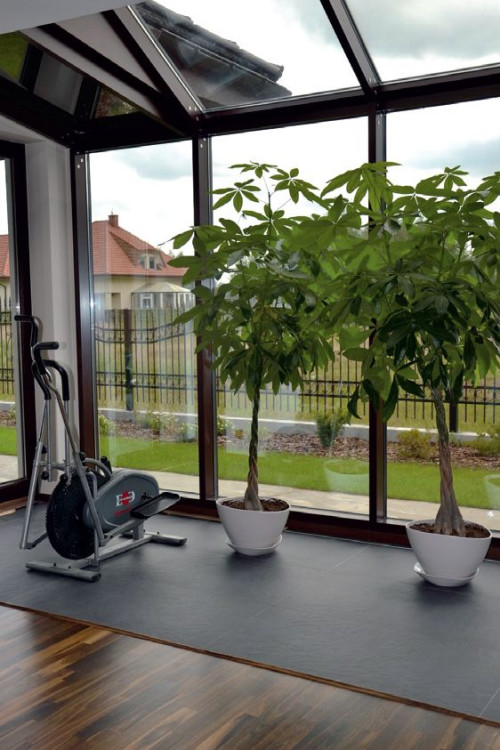 Wnętrze ogrodu zimowego; posadzka z gresu